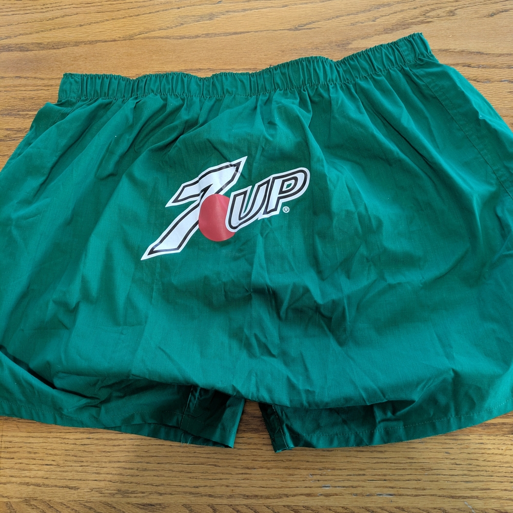 7UP Green Logo Shorts XL - Picture 2 of 7